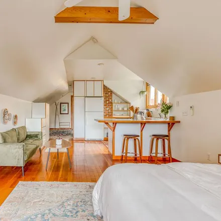Rent this studio house on Hood River