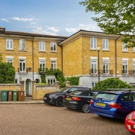 Rent this 4 bed townhouse on Kingswood Drive in London, SM2 5NB