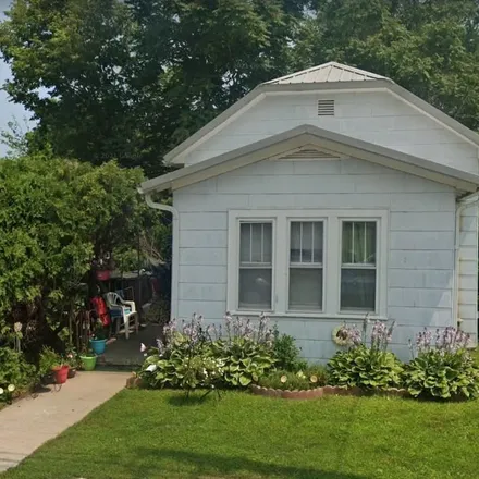 Buy this 2 bed house on 709 Lombard Street in Muscatine, IA 52761