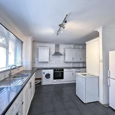 Image 2 - Esher Road, Camberley, GU15 4AU, United Kingdom - Apartment for rent