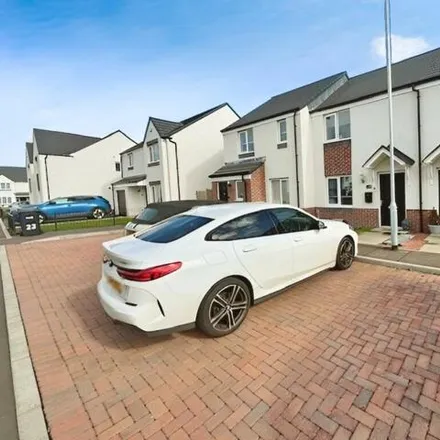 Buy this 2 bed townhouse on Rosslyn Wynd in Fife, KY1 2BN