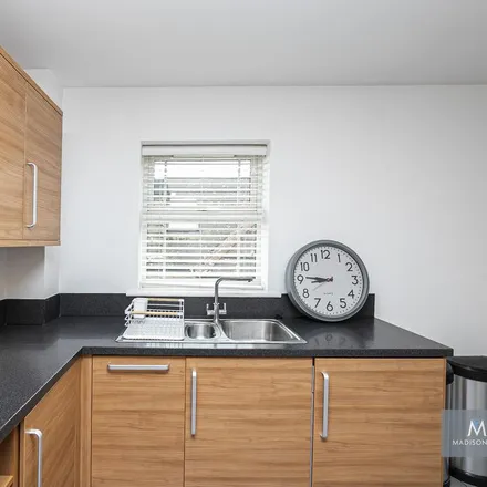 Image 5 - Lower Park Road, Loughton, IG10 4NF, United Kingdom - Apartment for rent