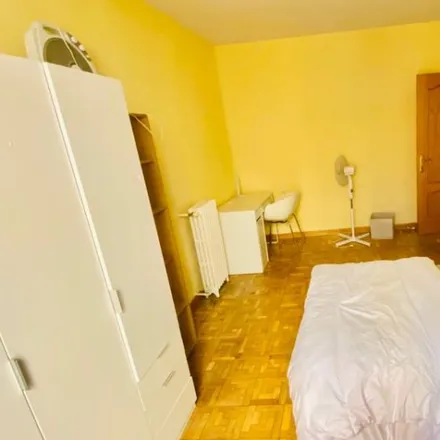 Rent this 6 bed room on Membibre in Calle de Guzmán el Bueno, 40