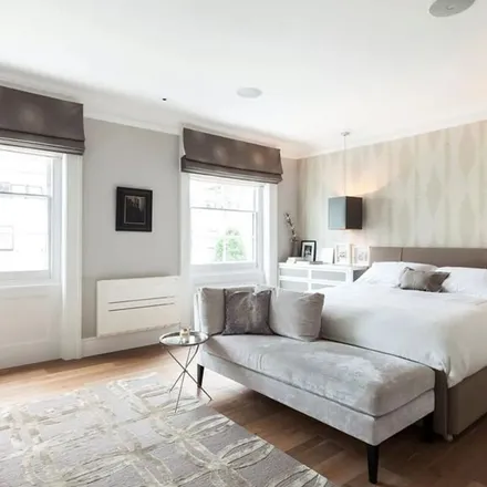 Rent this 4 bed townhouse on 85 Hereford Road in London, W2 5AH