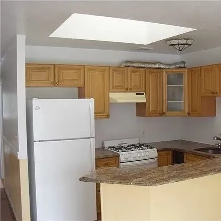Image 3 - 45-12 220th Place, New York, NY 11361, USA - House for rent