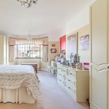 Image 2 - Holland Way, Pickhurst, London, BR2 7DN, United Kingdom - House for sale