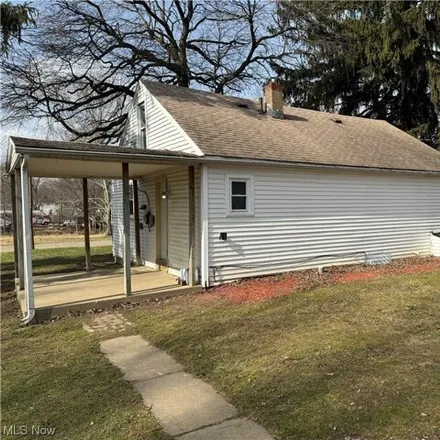 Image 2 - 2825 5th Street Southeast, Clear View Heights, Stark County, OH 44707, USA - House for sale