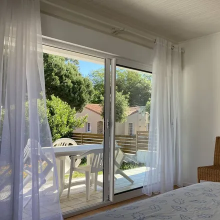 Rent this 4 bed house on Jard-sur-Mer in Rue du Maréchal Joffre, 85520 Jard-sur-Mer