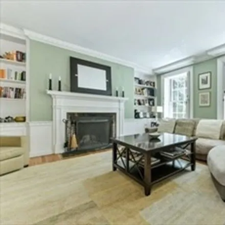 Rent this 4 bed townhouse on 39 Pinckney Street in Boston, MA 02114