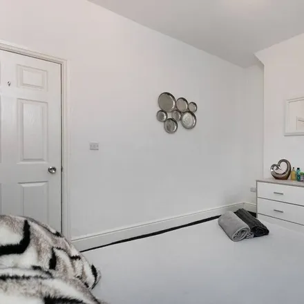 Rent this 3 bed townhouse on Stoke-on-Trent in ST4 6EJ, United Kingdom