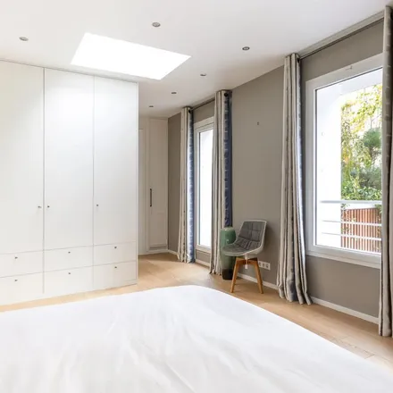Rent this 6 bed apartment on 32 Promenade des Champs-Élysées in 75008 Paris, France