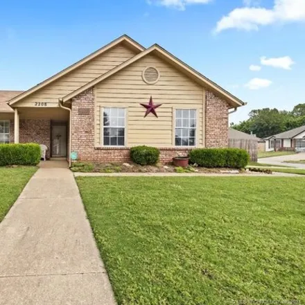 Buy this 3 bed house on 2209 West Mobile Place in Broken Arrow, OK 74011
