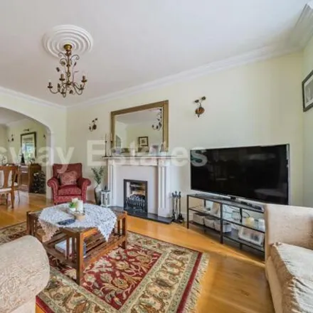 Image 3 - Wise Lane, London, NW7 2RE, United Kingdom - House for sale