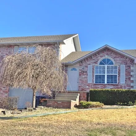 Rent this 2 bed house on 1632 Mayberry Drive in Neosho, MO 64850