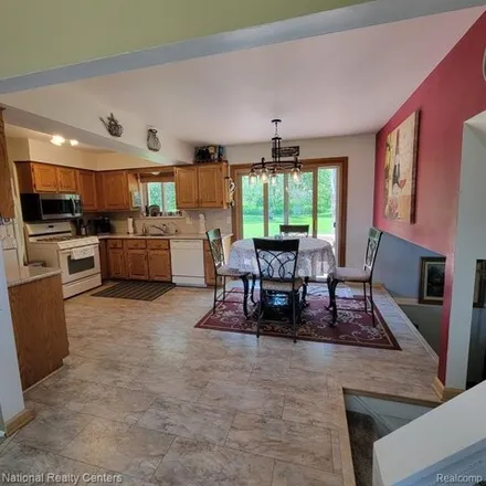 Image 2 - 1120 Pinecrest Drive, White Lake Charter Township, MI 48383, USA - House for sale