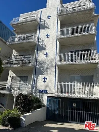 Rent this 3 bed condo on 1927 Malcolm Avenue in Los Angeles, CA 90025