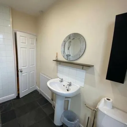 Image 4 - Knowle Terrace, Leeds, LS4 2PA, United Kingdom - House for rent