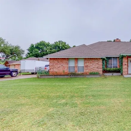 Buy this 3 bed house on 202 Tanglewood Lane in Waxahachie, TX 75165