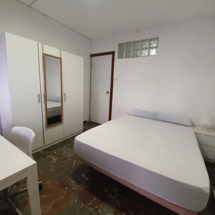 Rent this 5 bed apartment on Clínica Dental Pichel in Calle Pedro Antonio de Alarcón, 18002 Granada
