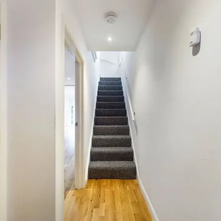 Rent this 5 bed apartment on Burns Avenue in Goodmayes, London