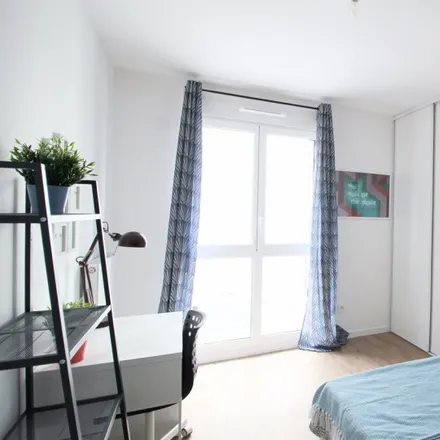 Rent this 4 bed room on 64 Rue Madame de Sanzillon in 92110 Clichy, France