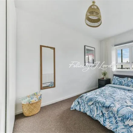 Image 7 - Robert Sutton House, Tarling Street, St. George in the East, London, E1 0AD, United Kingdom - Apartment for rent
