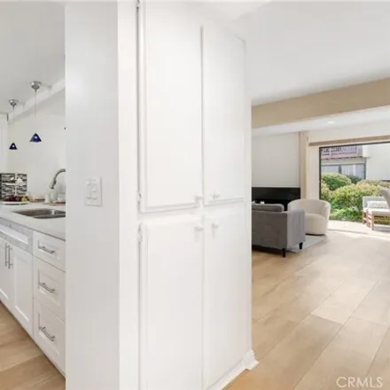 Image 3 - 5782 Owensmouth Avenue, Los Angeles, CA 91367, USA - House for sale