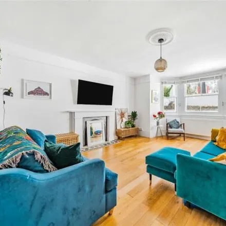 Image 2 - St Andrew's Square, London, KT6 4EA, United Kingdom - Apartment for sale