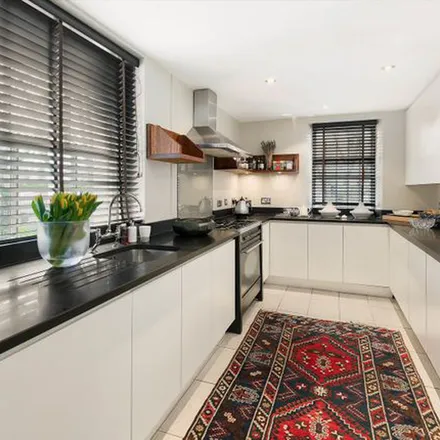 Rent this 3 bed apartment on Holland Park in London, W11 3TD