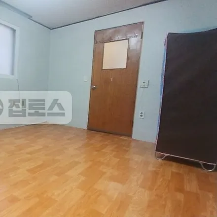 Rent this studio apartment on 서울특별시 송파구 석촌동 272-22