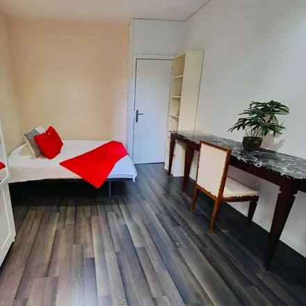 Rent this 7 bed room on Calle de Moratín in 14, 28014 Madrid