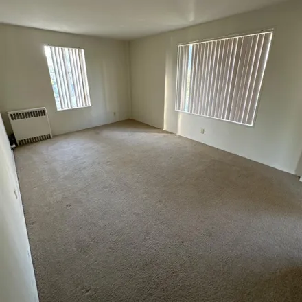 Rent this 1 bed room on 480 South Burnside Avenue in Los Angeles, CA 90036