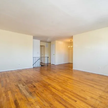 Image 4 - 33 Exeter Road, Greenville, Jersey City, NJ 07305, USA - Townhouse for sale
