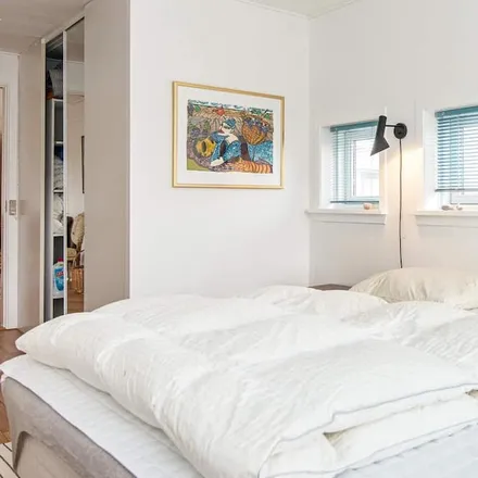 Rent this 2 bed house on Knebel in Skoletoften, 8420 Knebel