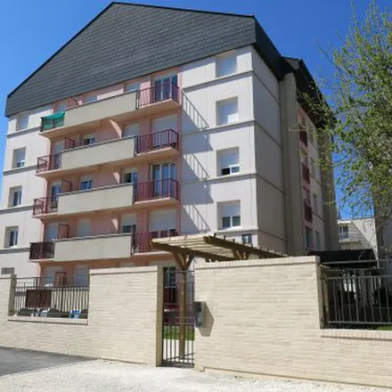 Image 1 - 1 Rue Victor Hugo, 18200 Saint-Amand-Montrond, France - Apartment for rent