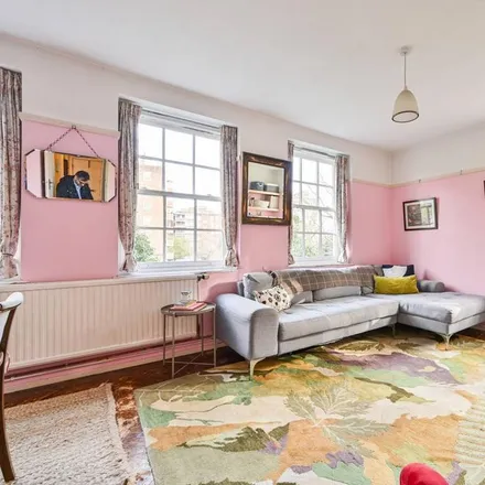 Rent this 2 bed apartment on 4 North Hill in London, N6 4AB