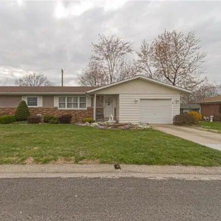 Buy this 3 bed house on 1450 Paradise Drive in Highland, IL 62249