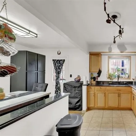 Image 5 - 2006 Turnbull Avenue, New York, NY 10473, USA - House for sale