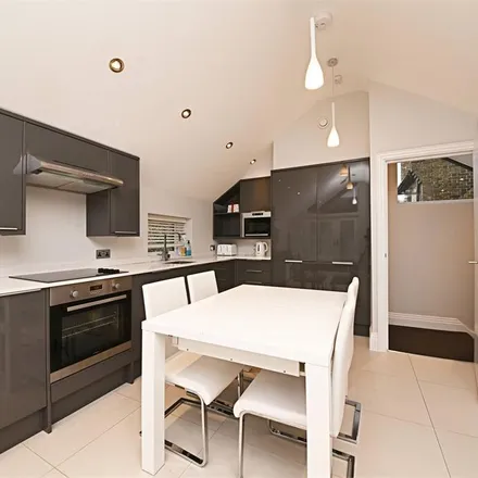 Image 5 - King Street, London, N2 8DY, United Kingdom - House for rent