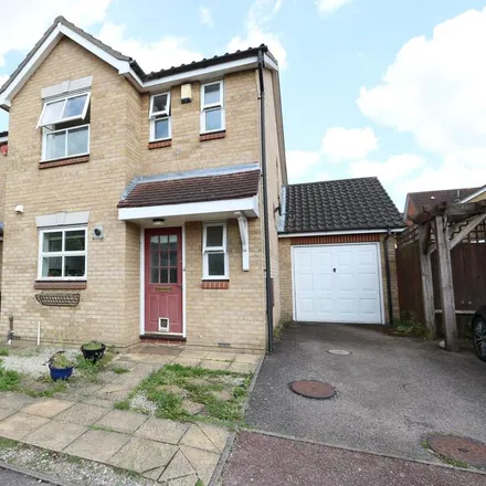 Rent this 3 bed townhouse on Swallow Close in South Ockendon, RM16 6RH