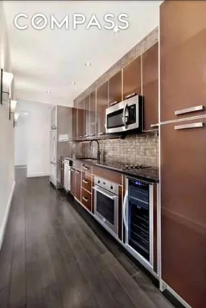 Rent this 3 bed townhouse on 164 E 61st St Apt 3 in New York, 10065