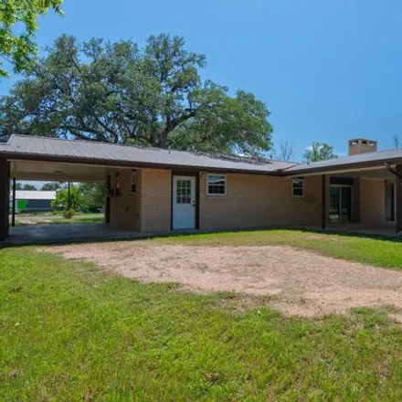 Image 3 - 998 Elm Street, Blanco, TX 78606, USA - House for sale