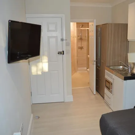 Image 2 - Ascot Close, London, IG6 3BS, United Kingdom - Apartment for rent