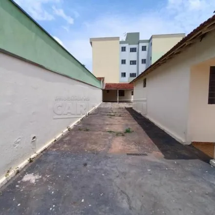 Rent this 3 bed house on Oficina Mecânica Miranda in Alameda dos Crisântemos 592, Parque Arnold Schmidt