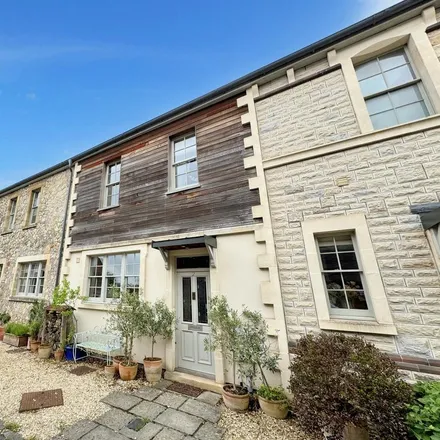 Rent this 3 bed townhouse on The Mews in Wells, BA5 2DW