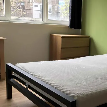 Rent this 5 bed room on Smythe Street in London, E14 0HD