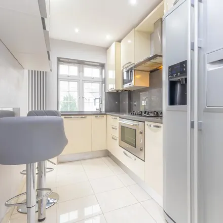 Image 5 - Holmdale Gardens, London, NW4 2LY, United Kingdom - Apartment for rent