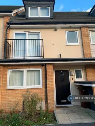 Rent this 4 bed townhouse on Sartoria Close in Thurrock, RM20 3BA
