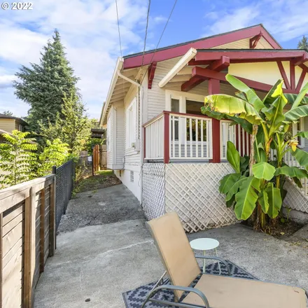 Buy this 3 bed house on 3702 Southeast 32nd Avenue in Portland, OR 97202