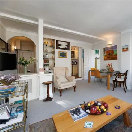 Image 2 - King's Court South, Chelsea Manor Gardens, London, SW3 5EG, United Kingdom - Apartment for sale